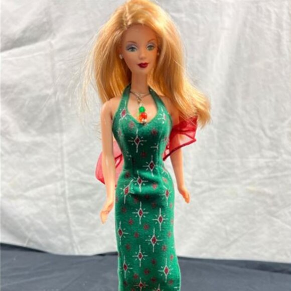 Holiday Barbie - Picture 1 of 2